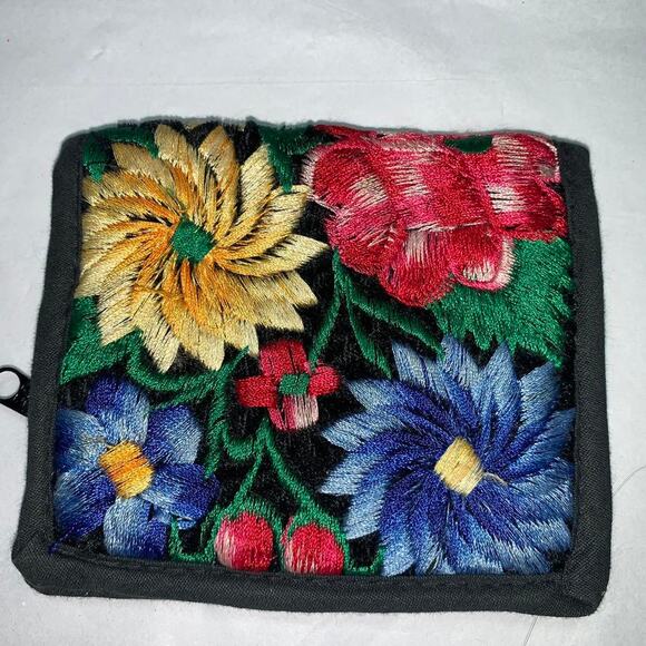 VINTAGE NINETIES NEW EMBROIDERED WALLET - Picture 1 of 4